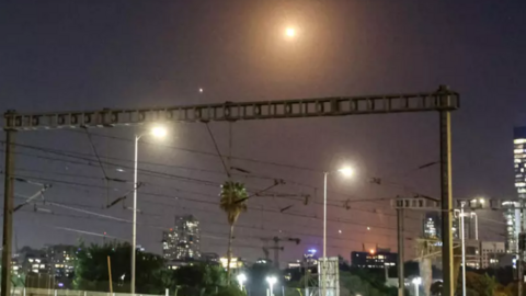 Des missiles interceptés par la défense anti-aérienne israélienne dans le ciel de Tel Aviv. L'Iran a reconnu l'attaque sur Israël au soir du 1ᵉʳ octobre 2024.