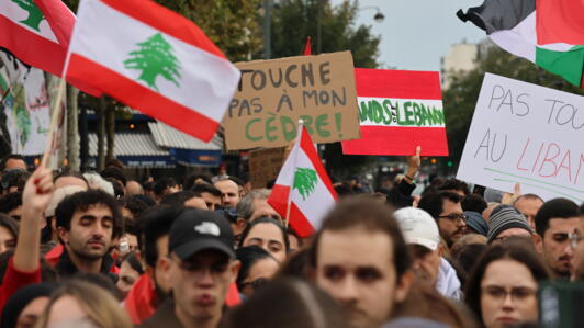 "Toute pas à mon Cèdre" peut-on lire sur une pancarte lors d'une manifestation de soutien au Liban, à Paris, le 29 septembre 2024.