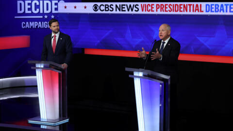 J.D. Vance et Tim Walz débattent sur le plateau de CBS News à New York le 1er octobre 2024.