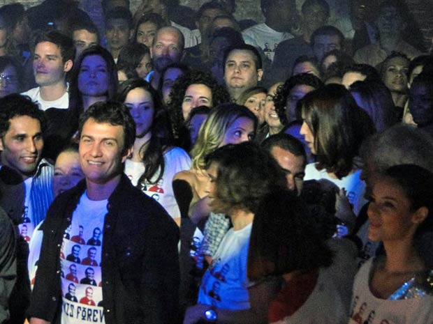 Gabriel Braga Nunes e Paola Oliveira confraternizam durante show (Foto: Insensato Coração / TV Globo)