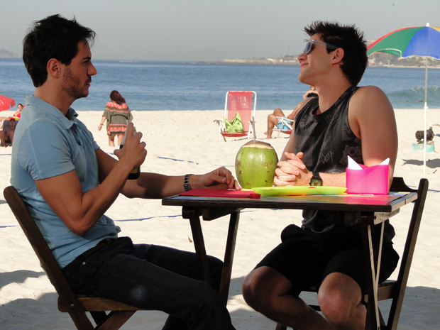 Ricardo Tozzi e Leonardo Miggiorin no Leme (Foto: Insensato Coração / TV Globo)