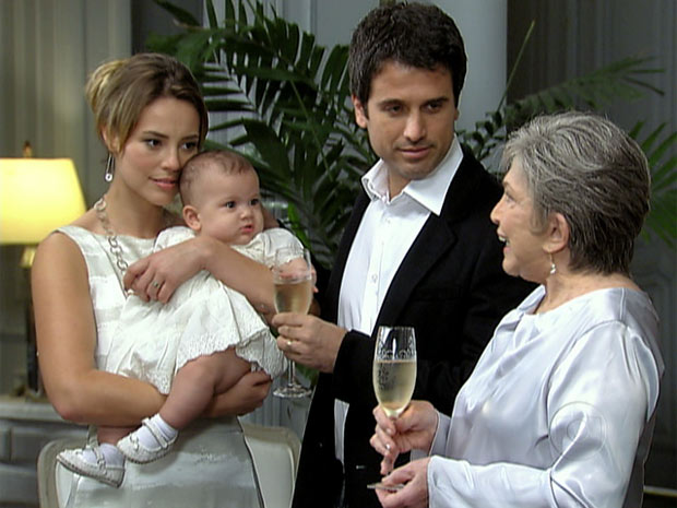 Pedro e Marina com a filha (Foto: Insensato Coração/ TV Globo)