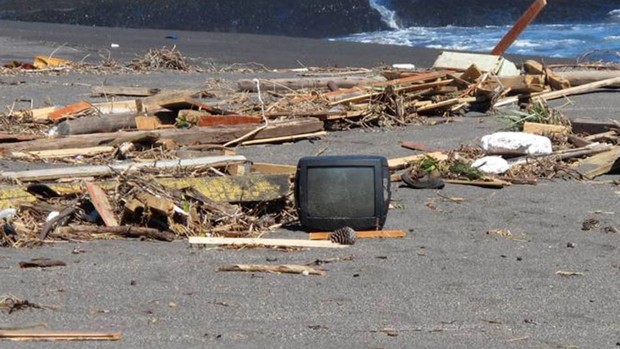  Objetos abandonados em praias atingidas pelo tsunami no Chile (Foto: Giovana Sanchez/G1)