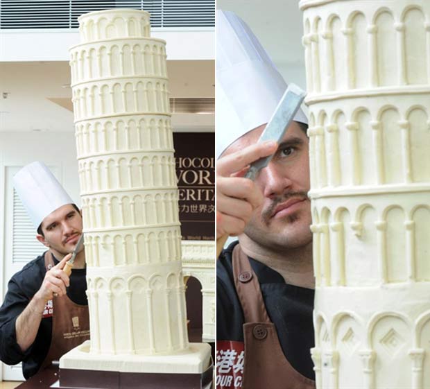 Italiano Mirco Della trabalha em sua réplica da Torre de Pizza feita de chocolate.