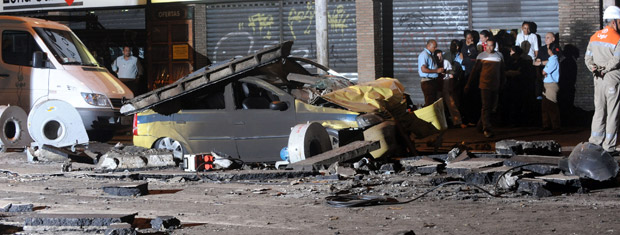 Táxi é atingido por explosão de bueiro em Copacabana (Foto: Celso Pupo/Fotoarena/AE)