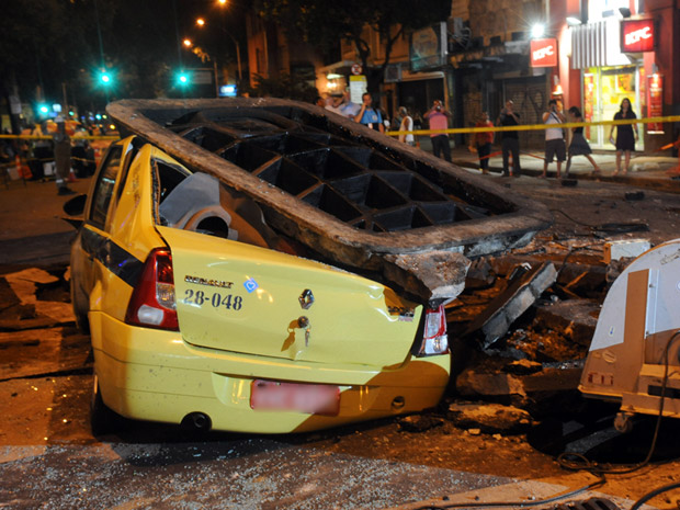 Táxi é atingido por explosão de bueiro em Copacabana (Foto: Celso Pupo/Fotoarena/AE)