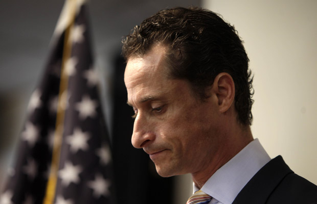 O deputado Anthony Wiener anuncia sua renúncia ao cargo, nesta quinta-feira (16), em entrevista em seu escritório no Brooklyn, em Nova York (Foto: AP)