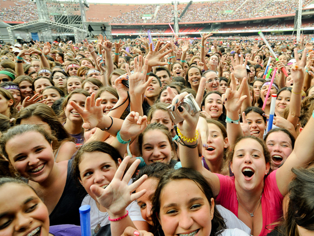 Garotas cantam as músicas do Cine, que abriu o show de Justin Bieber no Morumbi neste sábado (8) (Foto: Flavio Moraes/G1)