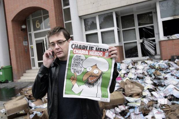 Editor da Charlie Hebdo mostra desenho polêmico. (Foto: Alexander Klein/AFP)