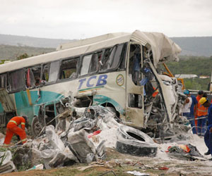 Acidente entre 3 veículos na Bahia (Foto: Zenildo Meira/Agência A Tarde/AE)