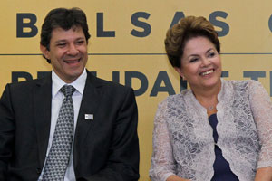 A presidente Dilma Rousseff e o ministro Fernando Haddad na solenidade que marcou a concessão de 1 milhão de bolsas pelo Prouni (Foto: Roberto Stuckert / Presidência)