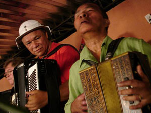 Dominiguinhos e Arlindo 8 Baixos em cena do filme 'O milgare de Santa Luzia'. (Foto: Divulgação)