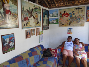 Irmãs guardam na sala de casa quadros do pai (Foto: Luna Markman/G1)