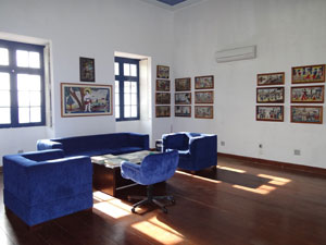 Sala de reuniões da Prefeitura de Olinda decorada com obras do artista  (Foto: Luna Markman/G1)