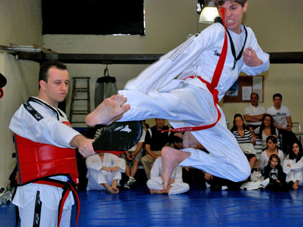 Cauê está a uma faixa de conquistar a preta no taekwondo (Foto: Arquivo pessoal)