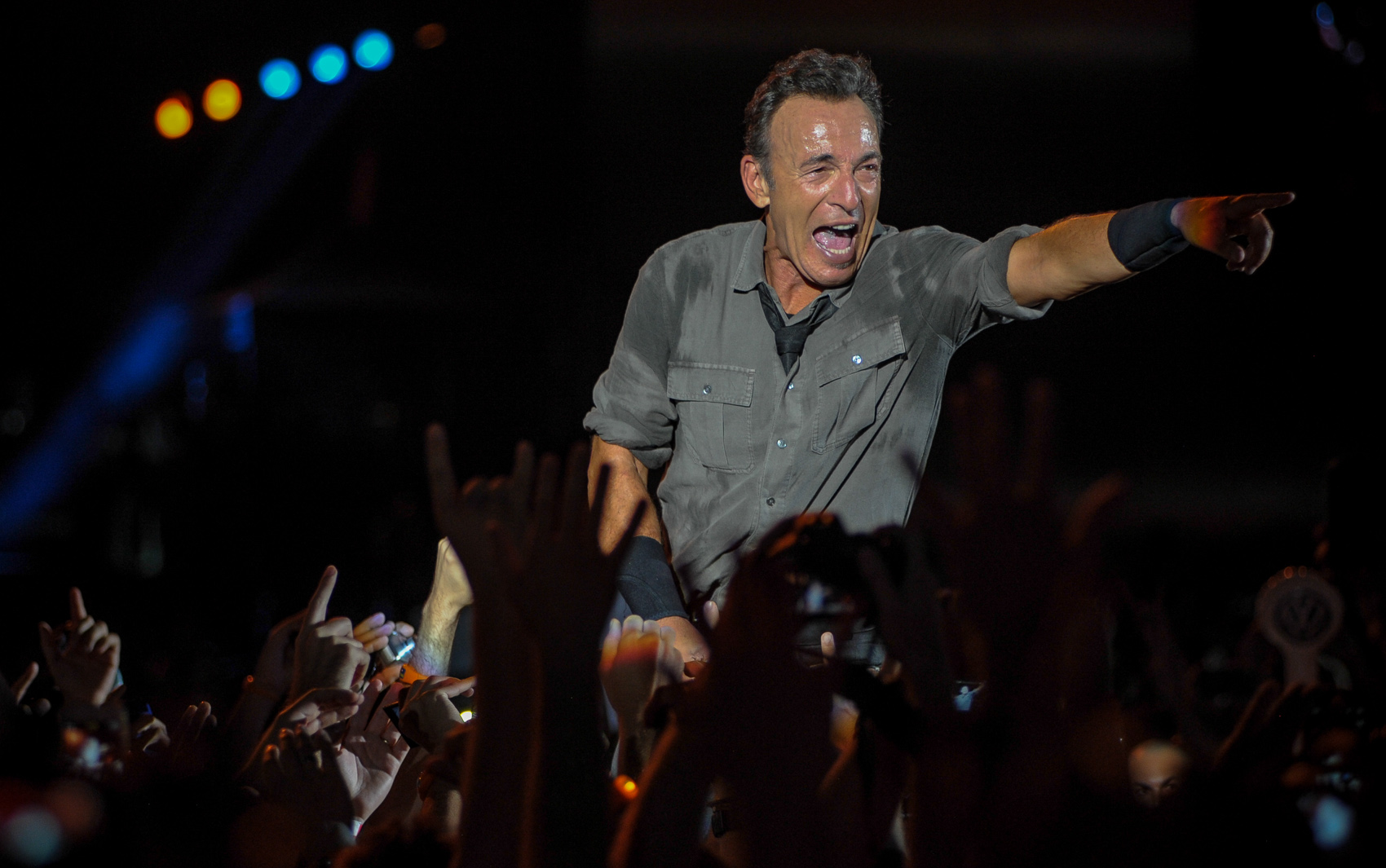  Bruce Springsteen surpreendeu o público ao caminhar pelo corredor que separa os dois lados da plateia e escalar as grades de proteção.