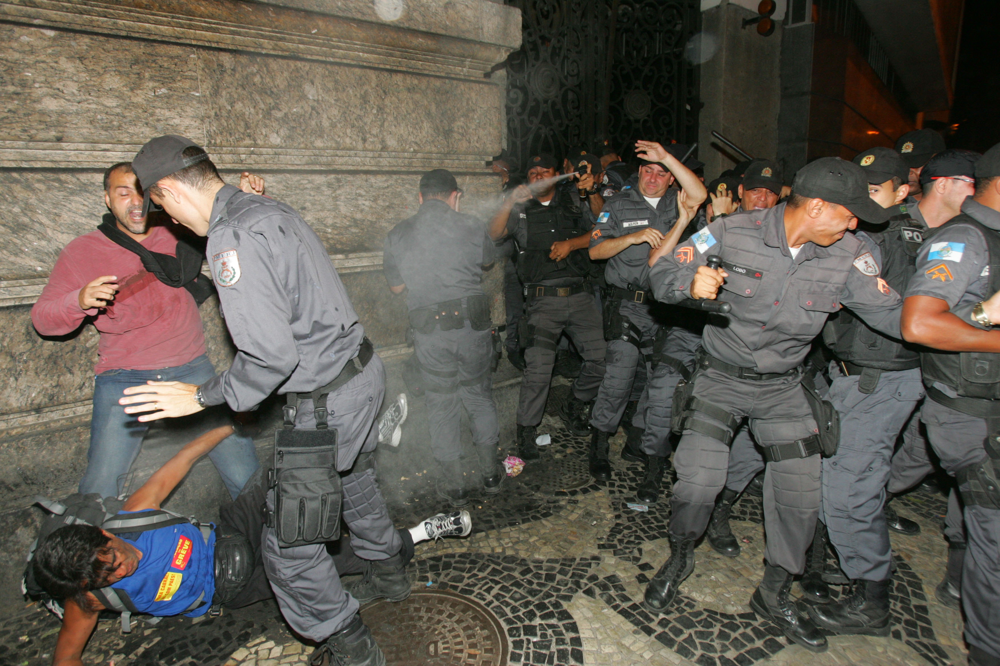 Profissionais da educação do município reclamaram de truculência por parte dos PMs