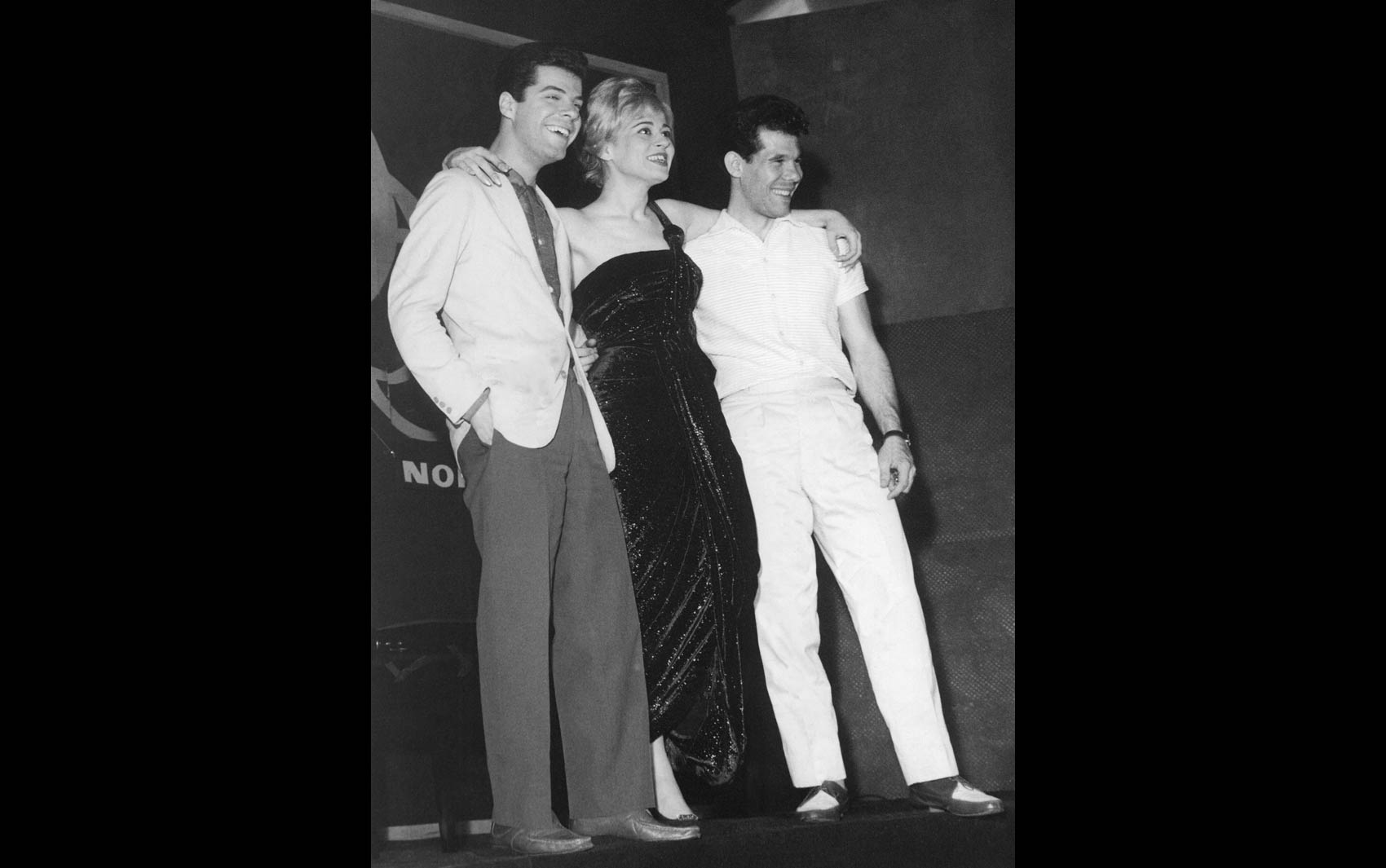 Norma Bengell posa com os cantores Tony Campello (esq.) e Carlos José (dir.), na 1ª Convenção da Fábrica de Discos Odeon para revendedores, em São Paulo, em setembro de 1959