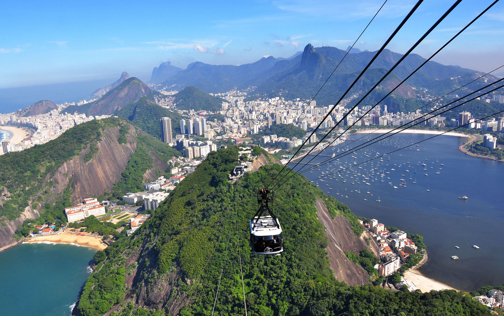 PÃO DE AÇÚCAR – O passeio até o alto do morro oferece uma mudança gradativa do visual da cidade. A cada altitude que o visitante alcança com o bondinho, novas paisagens surgem para serem contempladas