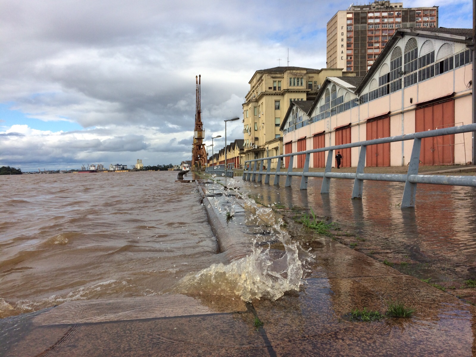 Água do Guaíba invade o cais Mauá, em Porto Alegre 