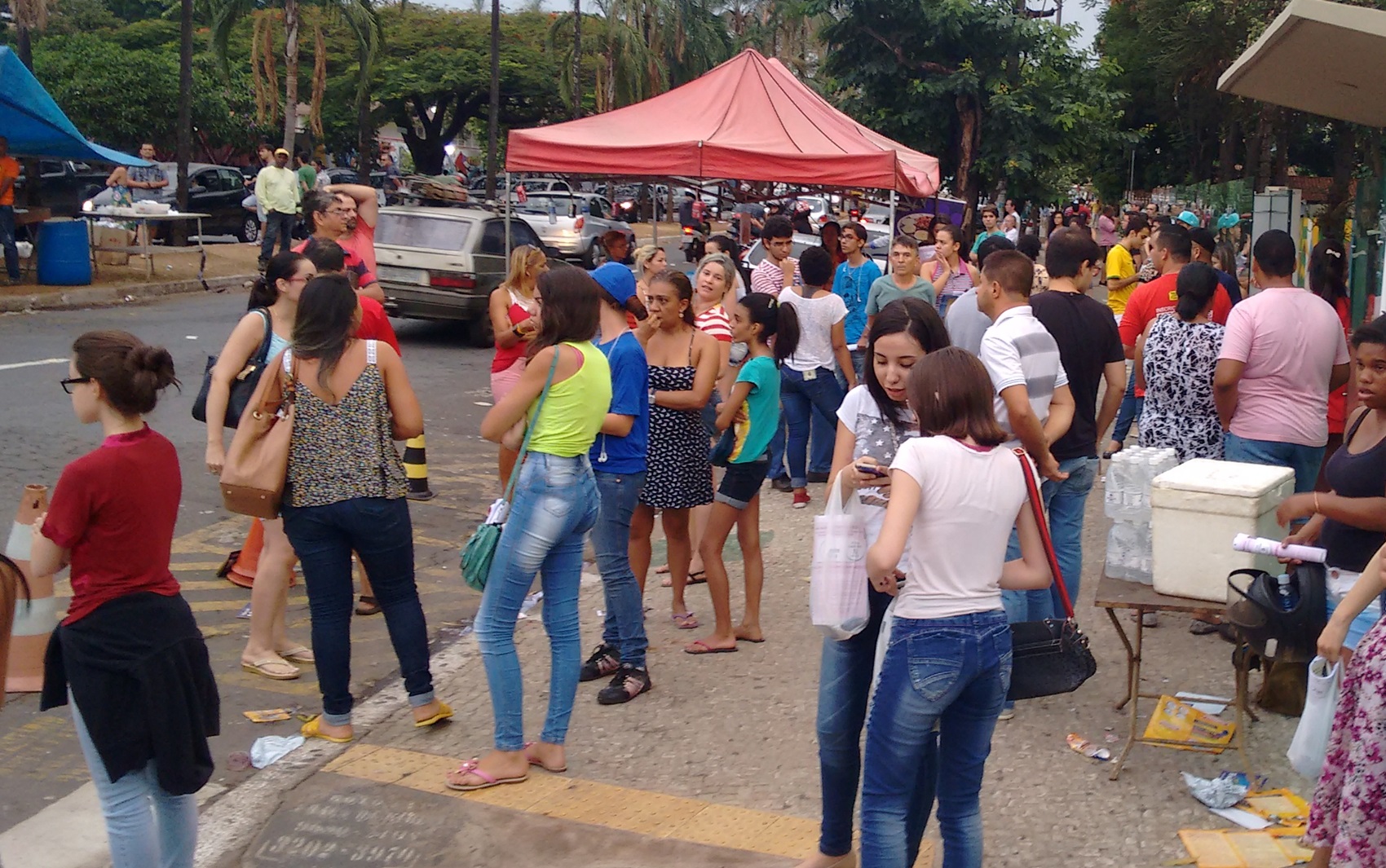 Movimentação de estudantes após o segundo dia de provas na PUC do Setor Universitário, em Goiânia