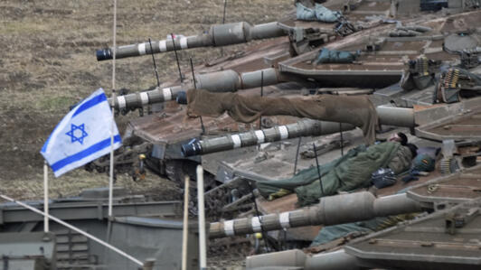 Des soldats israéliens dorment sur des chars dans une zone de rassemblement dans le nord d'Israël, près de la frontière israélo-libanaise, le mardi 1ᵉʳ octobre 2024.