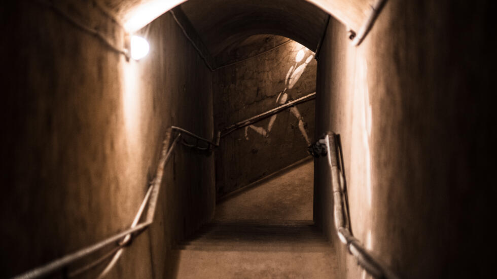 La descente vers l'abri de l'hôpital Cochin, à Paris, construit dans les carrières des Capucins.