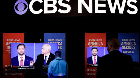 Des Américains regardent à la télé le débat des colistiers, le 2 octobre 2024.  Lors d'échanges principalement cordiaux, les candidats ont notamment évoqué l'immigration, l'assurance-santé, ou encore le Moyen-Orient.