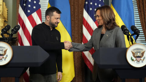 Poignée de main entre le président américain Volodymyr Zelensky et la vice-présidente Kamala Harris, le 26 septembre 2024 à Washington.