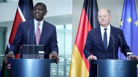 Le président kényan William Ruto (à gauche) avec le chancelier allemand Olaf Scholz (à droite), le 13 septembre 2024 à Berlin.