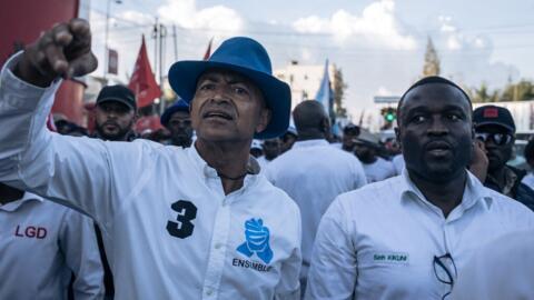 Les opposants congolais Moïse Katumbi (gauche) et Seth Kikuni (droite), lors d'un meeting politique à Goma, en RDC, le 23 novembre 2023.