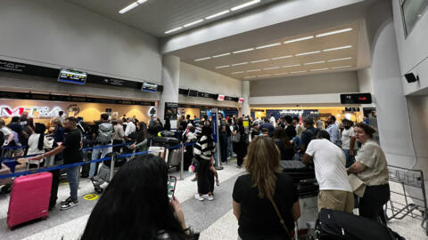 Des passagers font la queue devant un comptoir du Middle East Airlines à l'aéroport international de Beyrouth, le 28 septembre 2024.