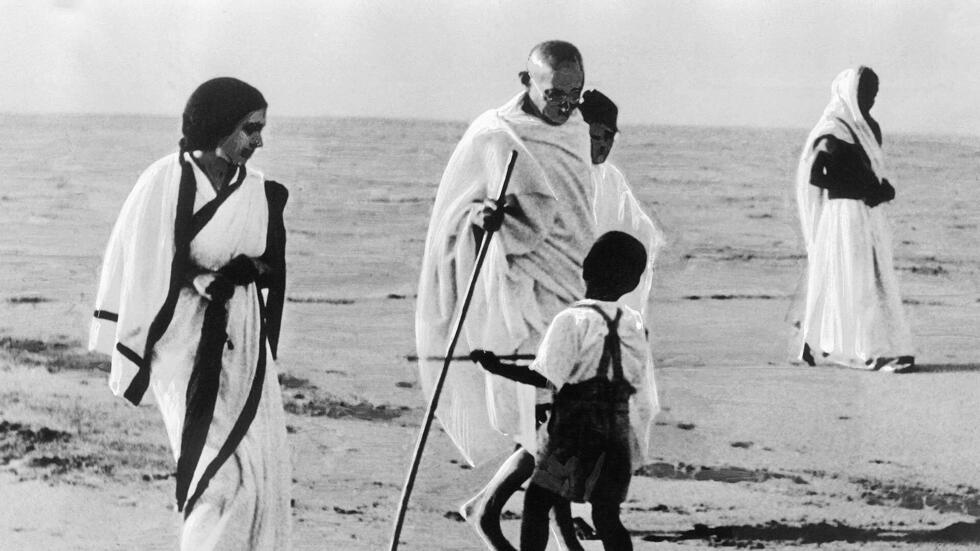 Mahatma Gandhi, accompagné de jeunes adeptes, sur une plage près de Bombay, en Inde, le 12 janvier 1938.