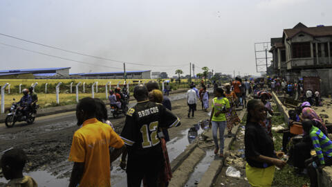 Des membres de familles de prisonniers se tiennent devant la prison de Makala pour s'enquérir de l'état de leurs proches, à Kinshasa, le 3 septembre 2024.