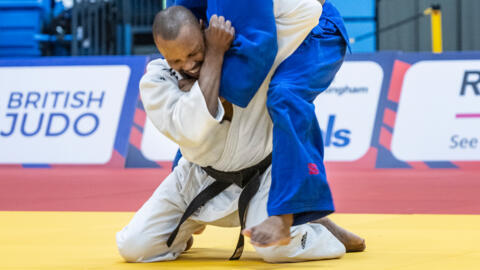 Ndyebo Lamani de l'Afrique du Sud (judogi blanc) attaque Mesquita Pontes du Brésil avec un seoi-toshi (lancer d'épaule tombante) sans marquer, lors d'un combat chez les moins de 73 kg aux Jeux mondiaux de judo de l'IBSA le 23 août 2023 à Birmingham, en Angleterre.