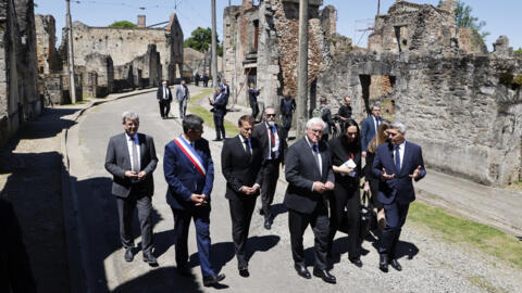 Shugaban Faransa Emmanuel Macron da na Jamus Frank-Walter Steinmeier su na tafiya a inda gidajen da aka lalata a yayin yaakin duniy na II a yayain bikin cika shekaru 80 da kubutar birnin Paris daga hannun ssojojin Nazi.