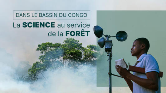 Michel Attanga Bongombe, un observateur du département de climatologie de la station de recherche de Yangambi, en République démocratique du Congo, collecte des données sur la vitesse du vent à l'aide d'un anémomètre à godets installé pour la première fois en 1928.