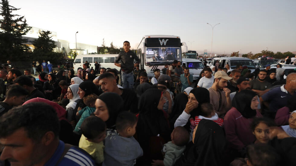 De nombreuses personnes tentent de quitter le Liban pour la Syrie, à la frontière de  Jdeidet Yabous en Syrie, 25 septembre 2024.