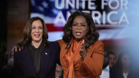 La candidate démocrate à l'élection présidentielle américaine Kamala Harris rejoint Oprah Winfrey lors de l'événement «Unite for America», le 19 septembre 2024 à Farmington Hills, dans le Michigan.