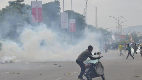 La police tire des gaz lacrymogènes sur des manifestants à Abuja le 1er août 2024.