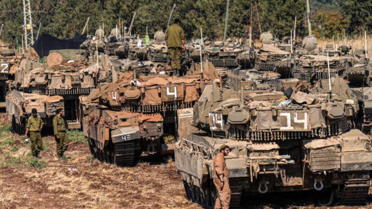 Des soldats israéliens positionnés auprès de véhicules militaires au nord d'Israël, le 27 septembre 2024.