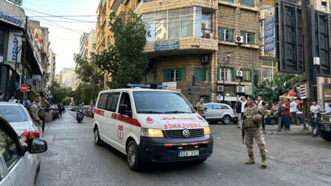 Une ambulance transporte des combattants du Hezbollah blessés, au centre médical de l'Université américaine de Beyrouth, le 17 septembre 2024. (Image d'illustration)