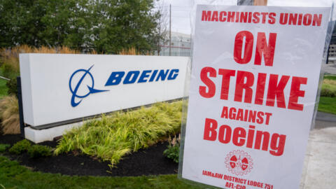 Une pancarte de grève est photographiée à l'extérieur d'une usine Boeing le 13 septembre 2024 à Renton, Washington.