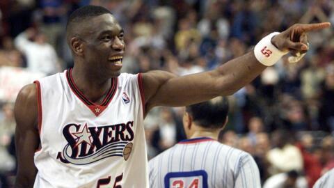 Le pivot congolais Dikembe Mutombo sous le maillot des Philadelphia Sixers, le 30 mai 2001 face aux Milwaukee Bucks.