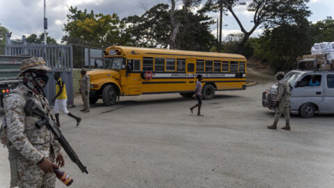 Des soldats dominicains gardent la frontière alors qu'un bus d'immigration expulse des Haïtiens à la frontière entre la République dominicaine et Haïti en décembre 2022. (Image d'illustration).