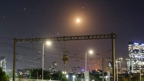 Des missiles interceptés par la défense anti-aérienne israélienne dans le ciel de Tel Aviv. L'Iran a reconnu l'attaque sur Israël au soir du 1ᵉʳ octobre 2024.