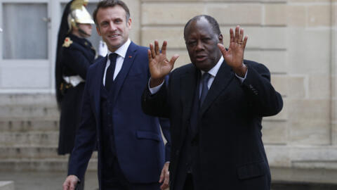 Shugaban Faransa, Emmanuel Macron kenan, lokacin da yake karbar bakuncin takwaransa na Côte d'Ivoire, Alassane Ouattara a birnin Paris.