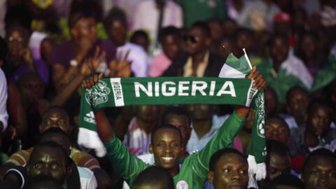 Magoya bayan tawagar Super Eagles ta Najeriya a filiin wasa na Lagos. 2013