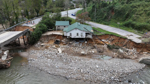 Une vue par drone montre un bâtiment détruit, après le passage de l'ouragan Helene, à Bat Cave, Caroline du Nord, États-Unis, le 30 septembre 2024.