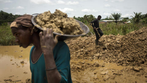 Un groupe de Galamseyer, mineurs illégaux, extrait de l'or dans la région de Kibi, au sud du Ghana. Cette activité est l'une des principales causes de la pollution des cours d'eau et de la dégradation environnementale. (Image d'illustration).